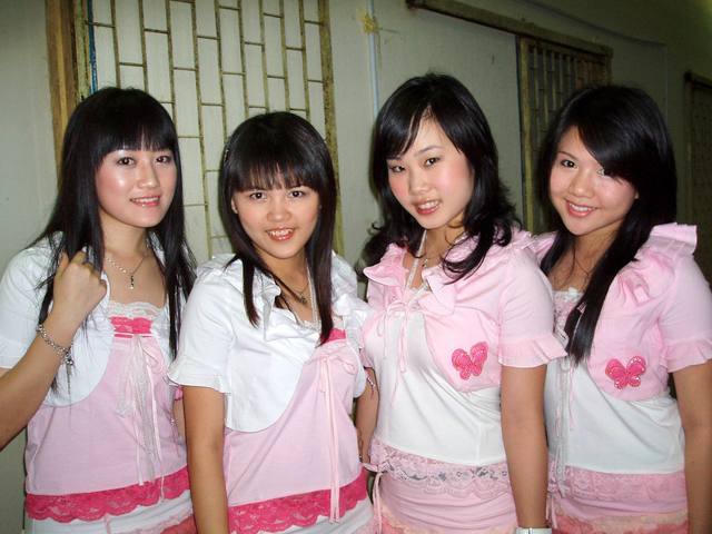 nu ca si 9x bung bau lam dam cuoi voi chu re hon 70 tuoi hinh anh 3