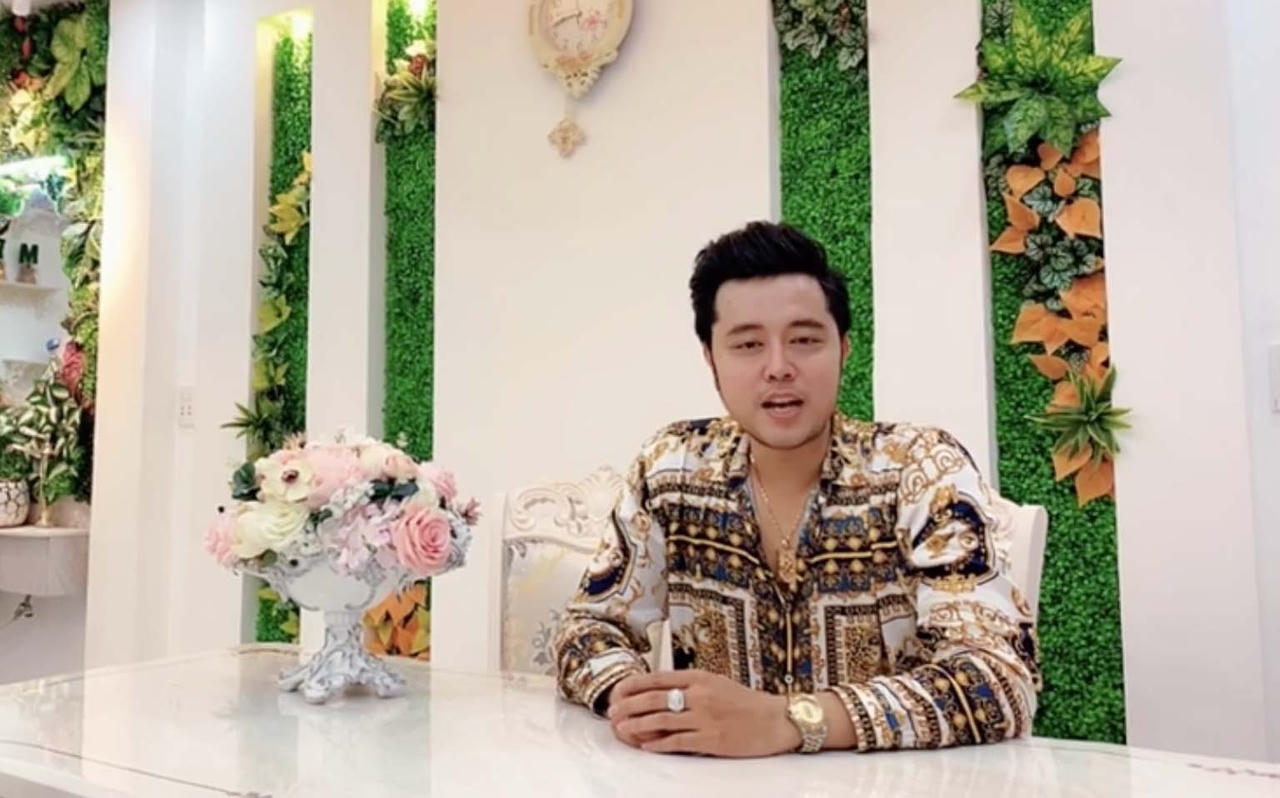 Chia tay nữ tỷ phú U60, Vũ Hoàng Việt khoe có bạn gái trẻ đẹp, dễ thương hình ảnh 1 chia tay nu ty phu u60, vu hoang viet khoe co ban gai tre dep, de thuong hinh anh 1