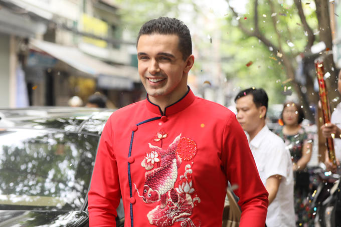 Ông xã người Ba Lan của Phương Mai không giấu được nụ cười sung sướng trong ngày đến hỏi vợ.