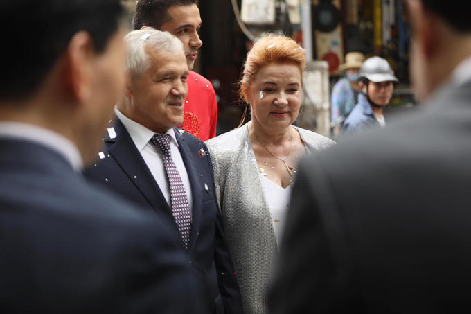 Bố mẹ Marcin mới đến Hà Nội cách đây hai ngày để giúp con trai cưới vợ.