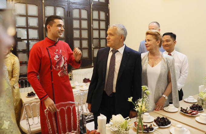 Chú rể Marcin và bố mẹ đều cảm thấy ấm áp trước sự đón tiếp nồng hậu của nhà gái.