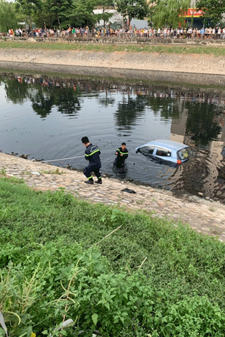 Cảnh sát Hà Nội dầm mình dưới sông Tô Lịch trục vớt ô tô giúp người dân