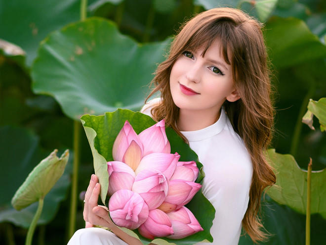 nhung co gai ngoai quoc "don tim" nguoi nhin vi dep nhu nu than ben sen hinh anh 10