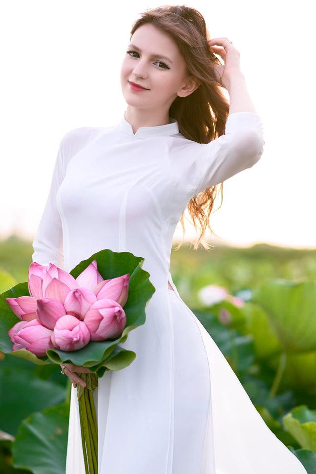 nhung co gai ngoai quoc "don tim" nguoi nhin vi dep nhu nu than ben sen hinh anh 6