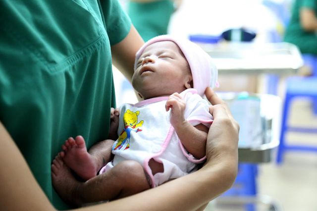 Người mẹ trẻ quay lại nhận con sau khi bỏ rơi gần 1 tháng ở bệnh viện