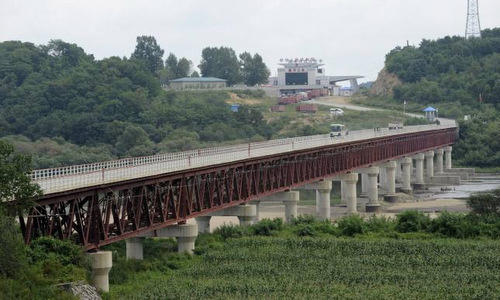 Cây cầu nối từ thành phố Hồn Xuân sang lãnh thổ Triều Tiên. Ảnh: FT.