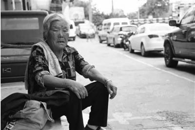 Bà Chen ngồi vỉa hè được nhiều người đề nghị hỗ trợ tiền ăn, chỗ ngủ... nhưng bà luôn từ chối. Ảnh: China News.