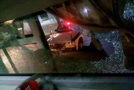 Truy tìm nhóm lạ mặt ném vỡ kính xe khách ở Thanh Hóa làm 1 phụ nữ bị thương - Ảnh 1. Truy tìm nhóm lạ mặt ném vỡ kính xe khách ở Thanh Hóa làm 1 phụ nữ bị thương - Ảnh 1.