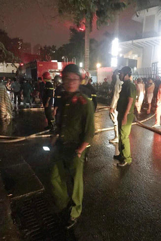 6 người mắc kẹt trong ngôi nhà cháy lúc nửa đêm ở Hà Nội