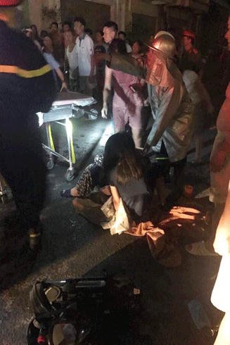 6 người mắc kẹt trong ngôi nhà cháy lúc nửa đêm ở Hà Nội