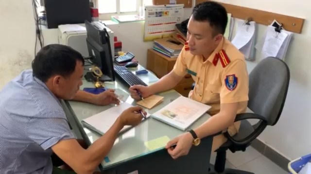 Phạt tài xế xe tải không nhường đường cho xe ưu tiên