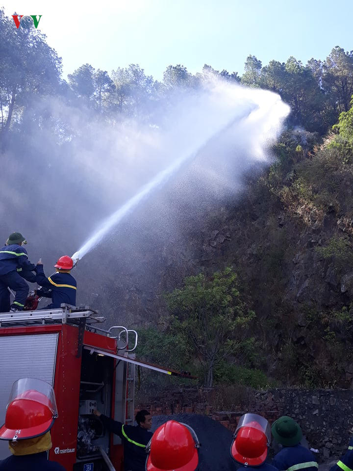 anh: lua bao trum day hong linh, bat ngo doi chieu tien sat khu dan cu hinh 11
