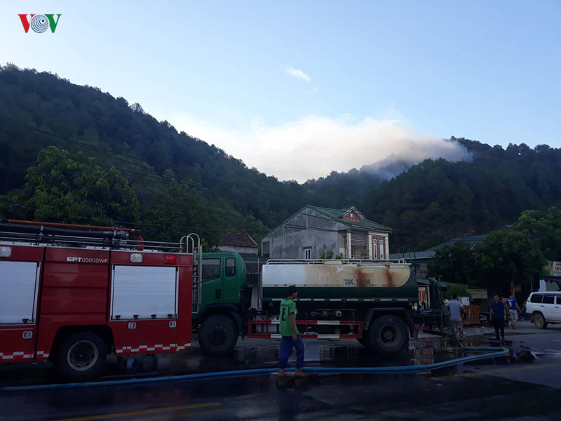 anh: lua bao trum day hong linh, bat ngo doi chieu tien sat khu dan cu hinh 5