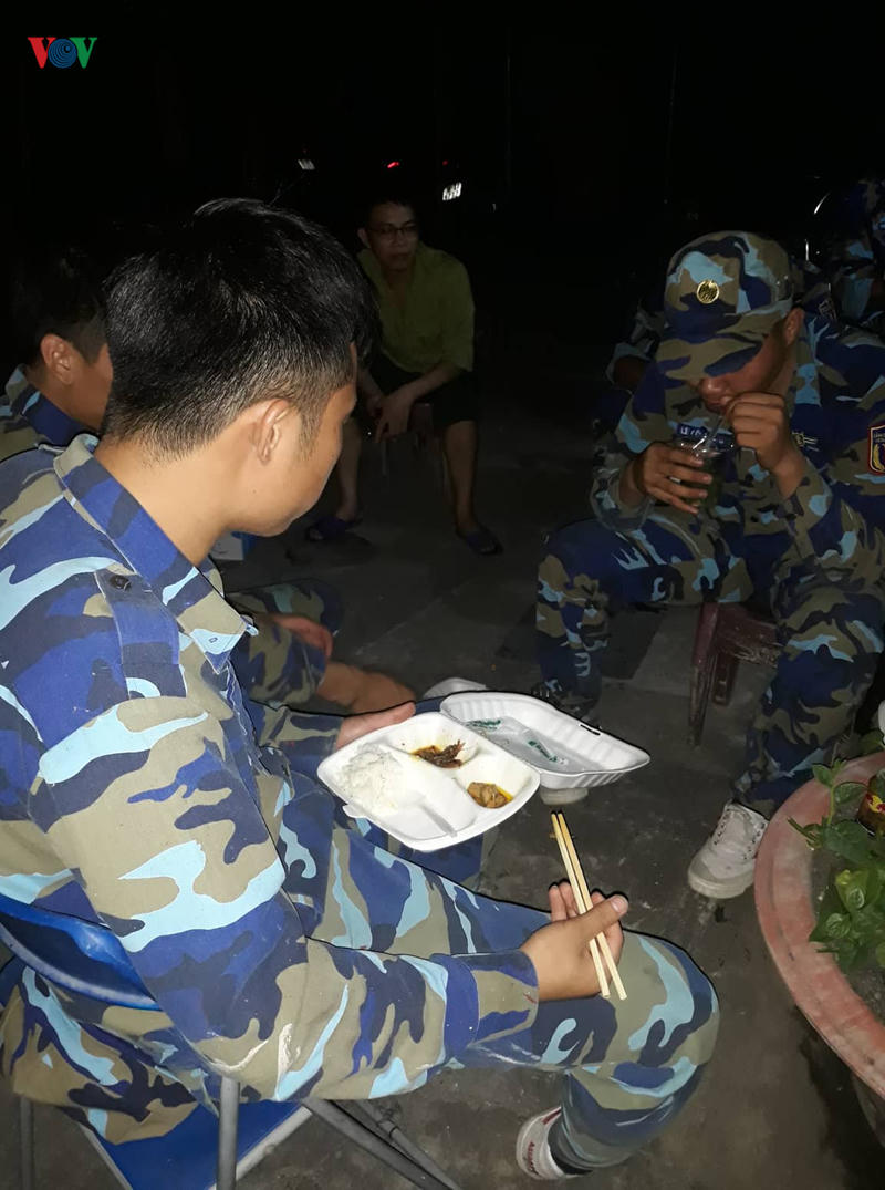 anh: lua bao trum day hong linh, bat ngo doi chieu tien sat khu dan cu hinh 8