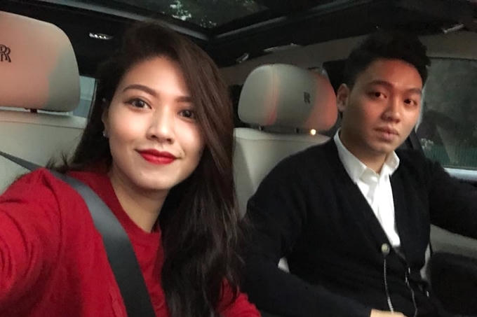 Nhiều người hâm mộ nhanh chóng nhận ra nhân vật trong bức ảnh là Dương Bảo Hưng - em trai BTV Ngọc Trinh. BTV Ngọc Trinh cũng là người trực tiếp hướng dẫn cho Hoa hậu Đỗ Mỹ Linh khi người đẹp tham gia làm MC tại VTV24.