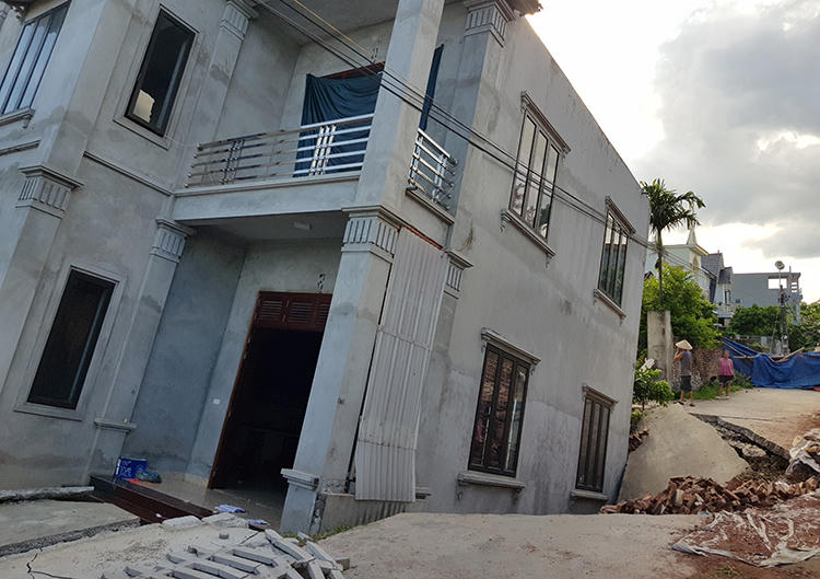 Ngôi nhà hai tầng ở thông Hòa Lạc (An Tiến, Mỹ Dức, Hà Nội) bị sụt sâu. Ảnh: Tất Định.