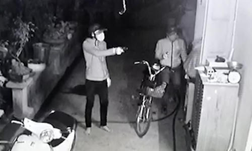 Băng trộm bắt người, tấn công chủ nhà trong đêm ở Sài Gòn