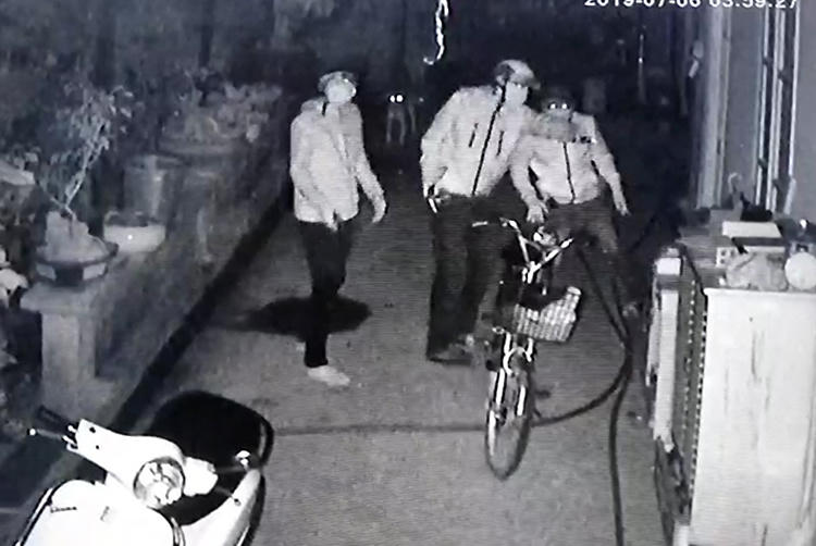 Nhóm thanh niên tìm cách vào nhà ông Ngà. Ảnh cắt từ video.