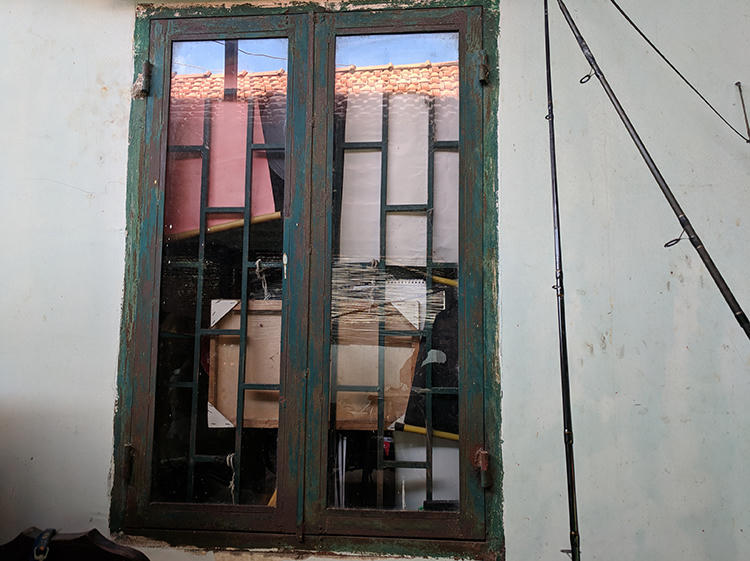 Cửa sổ phòng con trai ông Ngà bị nhóm thanh niên nạy, vào trong khống chế cậu bé. Ảnh: Minh Tân.