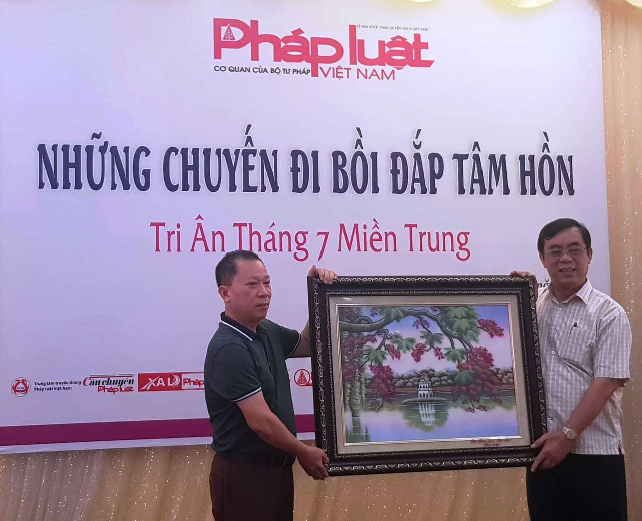 Báo Pháp luật Việt Nam sẻ chia với các hoàn cảnh khó khăn trên hành trình bồi đắp tâm hồn 