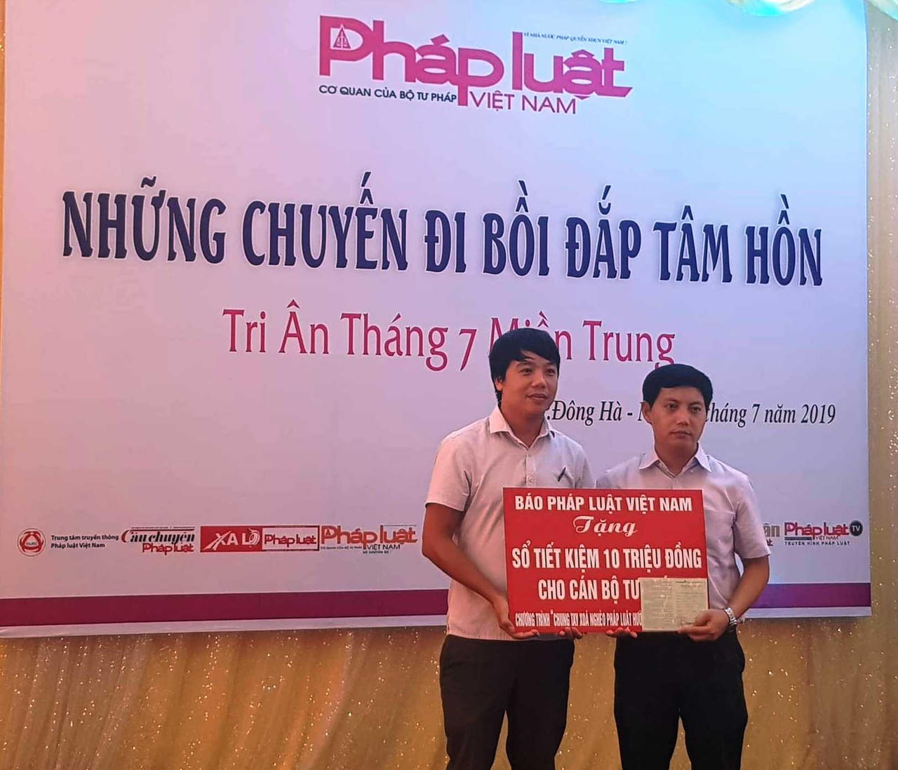 Báo Pháp luật Việt Nam sẻ chia với các hoàn cảnh khó khăn trên hành trình bồi đắp tâm hồn 