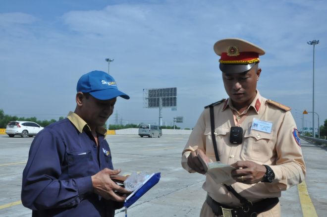 Khám phá camera tuần tra gắn ngực áo CSGT