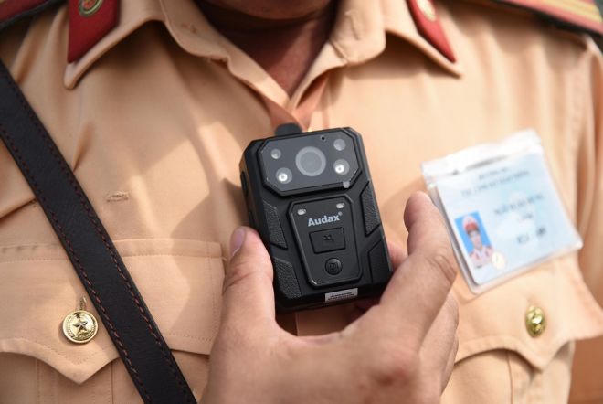 Khám phá camera tuần tra gắn ngực áo CSGT