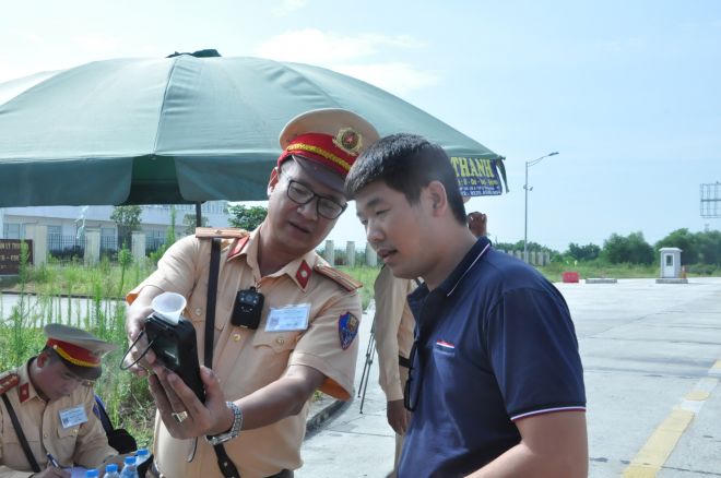 Khám phá camera tuần tra gắn ngực áo CSGT