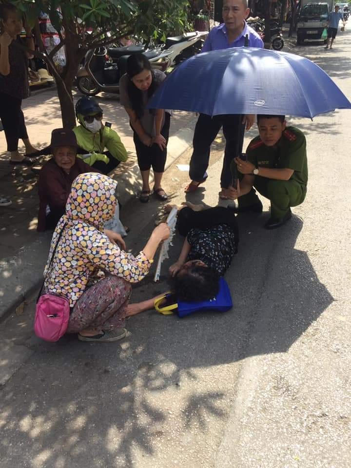 Cứu bà cụ ngã lăn ra đường Hà Nội giữa trời nắng nóng 