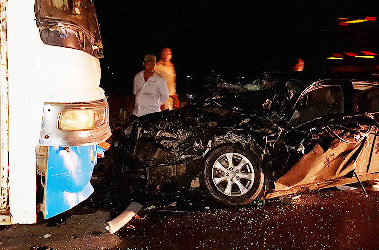 Chiếc ôtô 4 chỗ biến dạng sau tai nạn. Ảnh: An Nam.