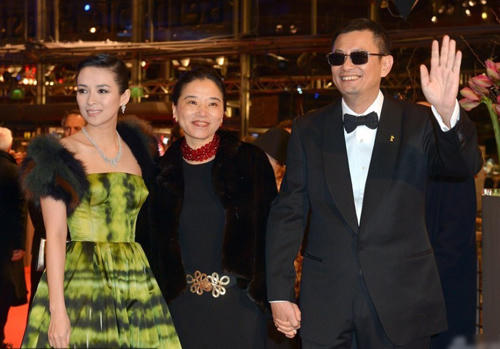 Vương Gia Vệ luôn cùng vợ dự các sự kiện điện ảnh quốc tế. Trong ảnh, vợ chồng cùng Chương Tử Di (phải) tại LHP Berlin năm 2013. Ảnh: Sina.