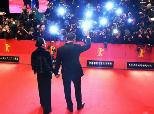 Vương Gia Vệ nắm tay vợ trên thảm đỏ. Ảnh: Sina.