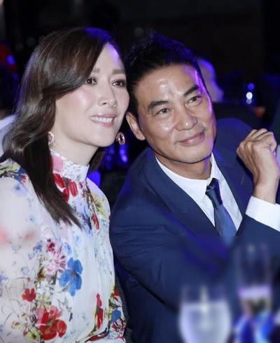 Nhậm Đạt Hoa và vợ. Ảnh: Sohu.