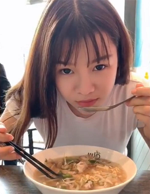 Yến Xuân thích nấu ăn hơn từ khen hẹn hò Văn Lâm. Ảnh: Instagram.