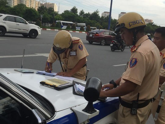 Tài xế Mercedes GLS đôi co với CSGT bị phạt 700.000 đồng - Ảnh 1.