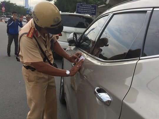Tài xế Mercedes GLS đôi co với CSGT bị phạt 700.000 đồng - Ảnh 2.