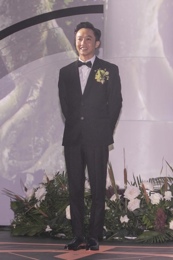 Cường Đôla liên tục hôn vợ Đàm Thu Trang trong tiệc cưới - 2