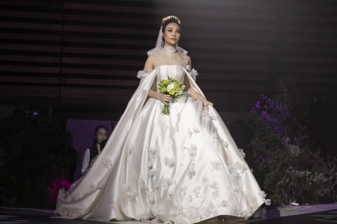 Cường Đôla liên tục hôn vợ Đàm Thu Trang trong tiệc cưới