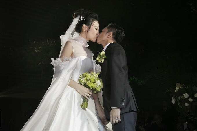 Cường Đôla liên tục hôn vợ Đàm Thu Trang trong tiệc cưới - 4
