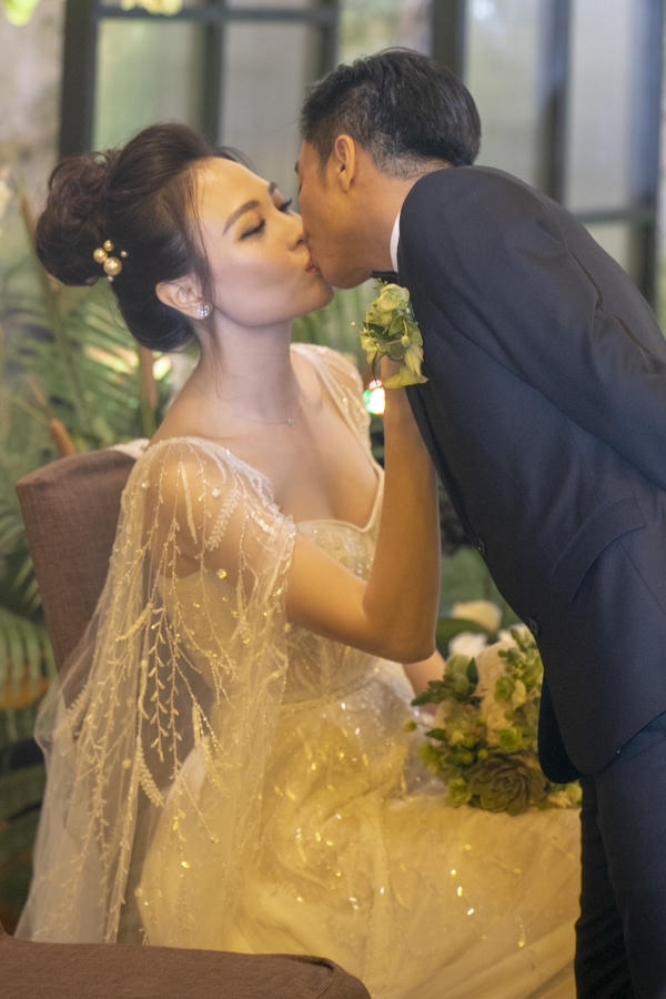 Cường Đôla liên tục hôn vợ Đàm Thu Trang trong tiệc cưới - 7