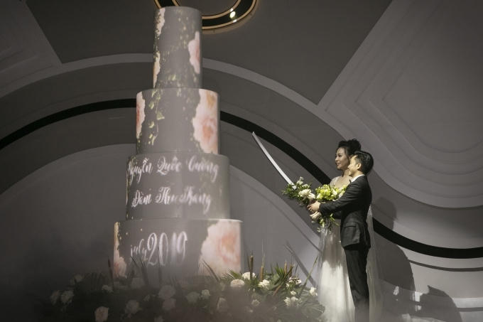 Cô dâu chú rể cùng thực hiện nghi thức cắt bánh.