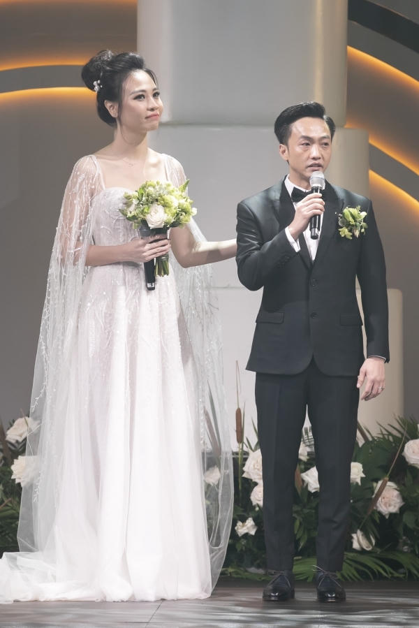 Cường Đôla liên tục hôn vợ Đàm Thu Trang trong tiệc cưới - 4