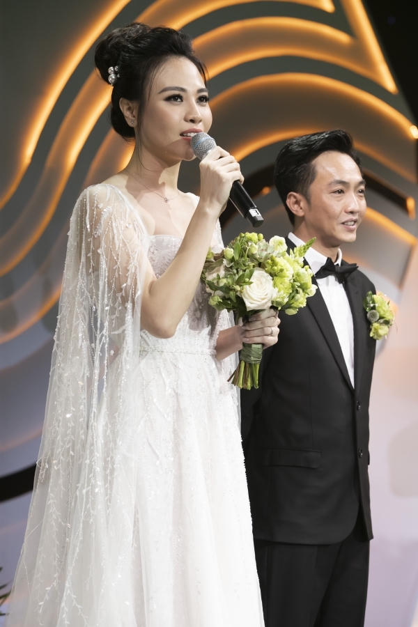 Cường Đôla liên tục hôn vợ Đàm Thu Trang trong tiệc cưới - 5