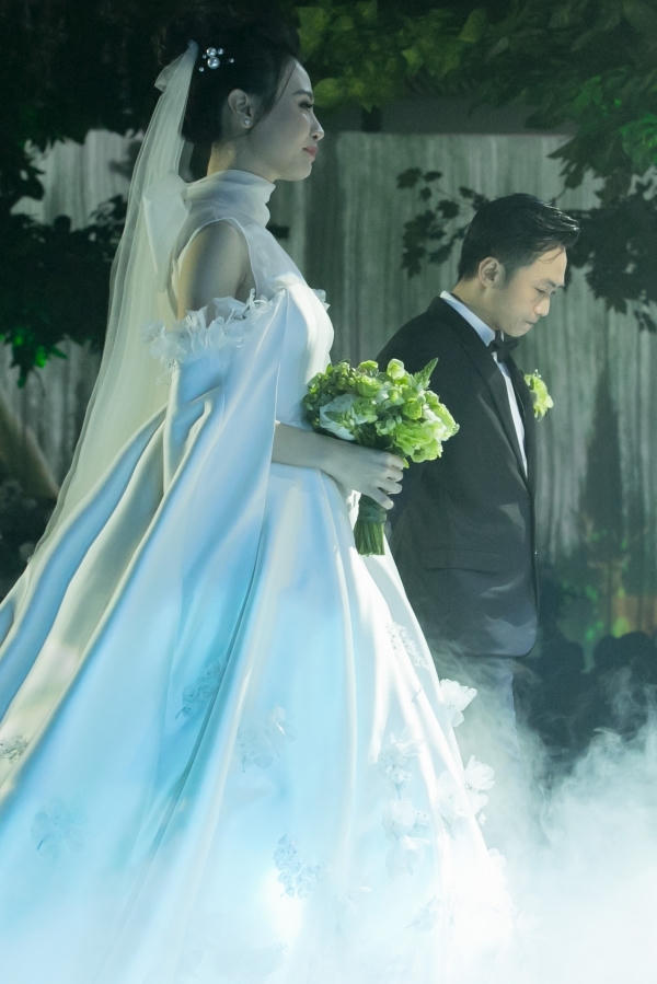 Cường Đôla liên tục hôn vợ Đàm Thu Trang trong tiệc cưới - 3