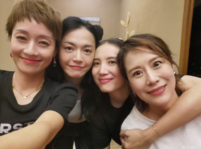 Mã Y Lợi (ngoài cùng bên trái) lộ diện sau thông báo ly hôn.