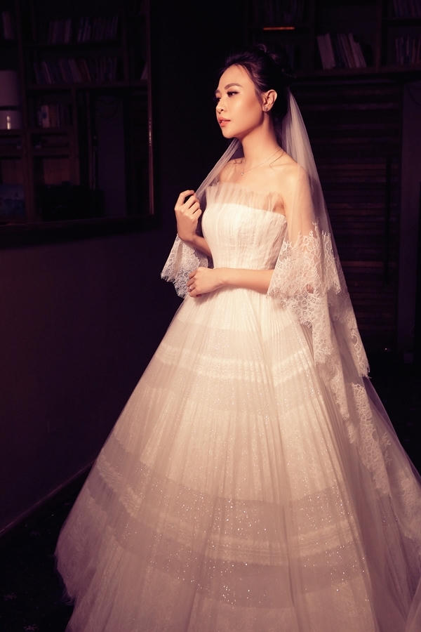 Đàm Thu Trang sử dụng giày Lọ Lem 5.000 USD trong tiệc cưới - 4