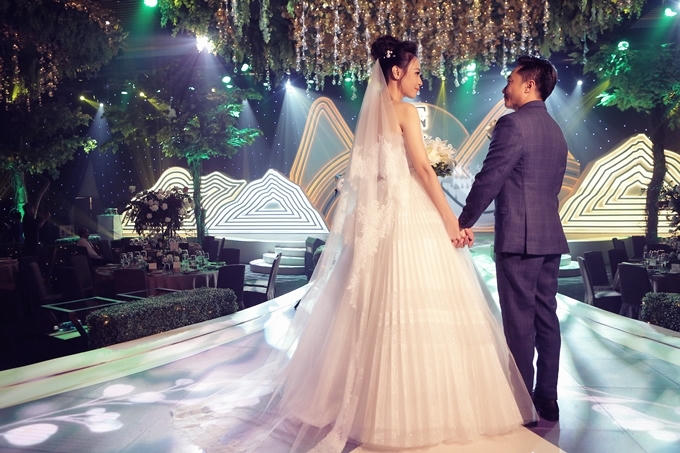 Đàm Thu Trang sử dụng giày Lọ Lem 5.000 USD trong tiệc cưới - 5