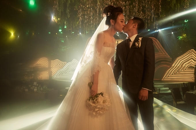 Đàm Thu Trang sử dụng giày Lọ Lem 5.000 USD trong tiệc cưới - 7