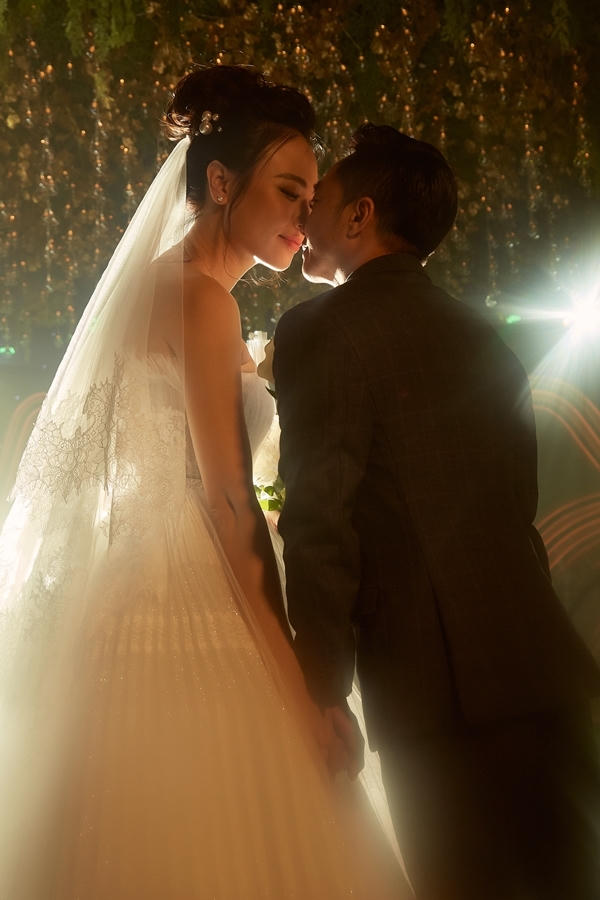 Đàm Thu Trang sử dụng giày Lọ Lem 5.000 USD trong tiệc cưới - 8