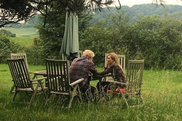 Nhan sắc Đệ nhất bạn gái bị mang tiếng hồ ly tinh phá vỡ hôn nhân 25 năm của tân Thủ tướng Anh - Ảnh 9.